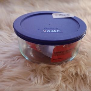 Pyrex 4 cup glass container